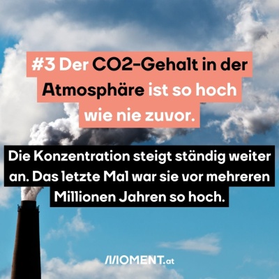  Ein Schornstein bläst Rauch in den blauen Himmel. "#3 Der CO2-Gehalt in der Atmosphäre ist so hoch wie nie zuvor. Die Konzentration steigt ständig weiter an. Das letzte Mal war sie vor mehreren Millionen Jahren so hoch."