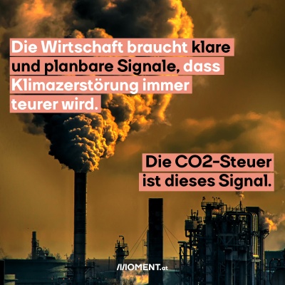 Rauchsäulen aus einer Fabrik im Bild. Bildtext: Die Wirtschaft braucht klare und planbare Signale, dass Klimazerstörung immer teurer wird. Die CO2-Steuer ist diese Signal.