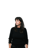 Chefökonomin Katharina Mader blickt zur Seite und trägt einen schwarzen Pullover.